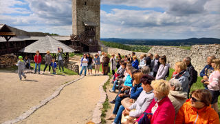 Obraz zawieraj�cy niebo, zewn�trzne, osoba, osoby

Opis wygenerowany automatycznie