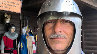 Obraz zawieraj�cy odzie�, osoba, przybranie g�owy, wewn�trz

Opis wygenerowany automatycznie