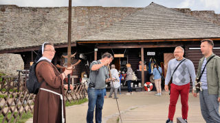 Obraz zawieraj�cy budynek, zewn�trzne, pod�o�e, osoba

Opis wygenerowany automatycznie