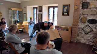 Obraz zawieraj�cy wewn�trz, pod�o�e, �ciana, osoba

Opis wygenerowany automatycznie