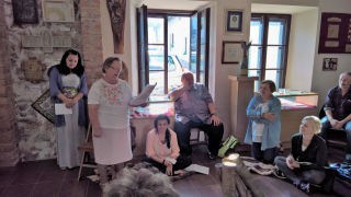 Obraz zawieraj�cy wewn�trz, pod�o�e, osoba, grupa

Opis wygenerowany automatycznie