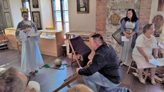 Obraz zawieraj�cy osoba, wewn�trz

Opis wygenerowany automatycznie