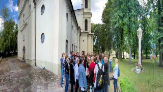 Obraz zawieraj�cy zewn�trzne, drzewo, chodzenie, osoby

Opis wygenerowany automatycznie