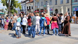 Obraz zawieraj�cy zewn�trzne, osoba, ulica, osoby

Opis wygenerowany automatycznie