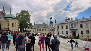 Obraz zawieraj�cy niebo, zewn�trzne, chodzenie, osoby

Opis wygenerowany automatycznie