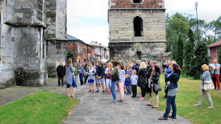 Obraz zawieraj�cy budynek, trawa, zewn�trzne, osoby

Opis wygenerowany automatycznie