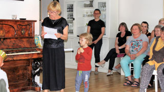 Obraz zawieraj�cy pod�o�e, osoba, wewn�trz

Opis wygenerowany automatycznie