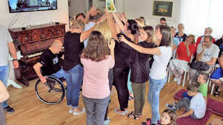 Obraz zawieraj�cy osoba, wewn�trz, pod�o�e, �yj�cy

Opis wygenerowany automatycznie