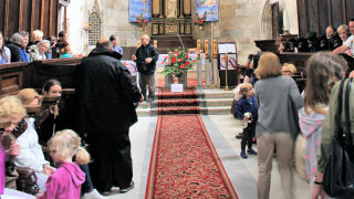 Obraz zawieraj�cy osoba, dywanik, meble, osoby

Opis wygenerowany automatycznie