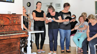 Obraz zawieraj�cy osoba, wewn�trz, pod�o�e, �ciana

Opis wygenerowany automatycznie