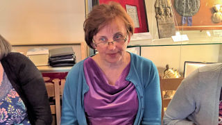 Obraz zawieraj�cy osoba, wewn�trz, kobieta, posi�ek

Opis wygenerowany automatycznie