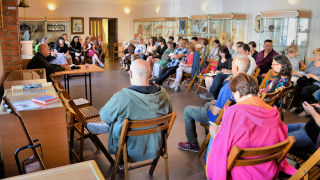 Obraz zawieraj�cy wewn�trz, osoba, scena, sufit

Opis wygenerowany automatycznie