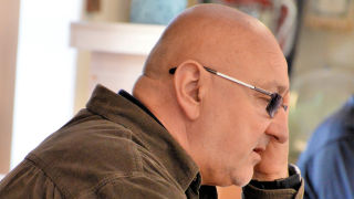 Obraz zawieraj�cy osoba, m�czyzna, wewn�trz

Opis wygenerowany automatycznie