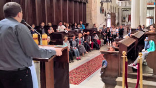 Obraz zawieraj�cy osoba, wewn�trz

Opis wygenerowany automatycznie