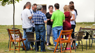 Obraz zawieraj�cy osoba, trawa, zewn�trzne, grupa

Opis wygenerowany automatycznie