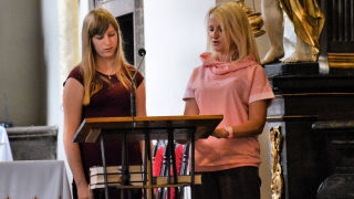 Obraz zawieraj�cy osoba, wewn�trz

Opis wygenerowany automatycznie