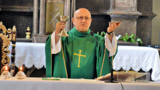 Obraz zawieraj�cy osoba

Opis wygenerowany automatycznie