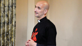 Obraz zawieraj�cy osoba, �ciana, m�czyzna, stoj�ce

Opis wygenerowany automatycznie