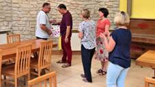 Obraz zawieraj�cy pod�o�e, osoba, wewn�trz

Opis wygenerowany automatycznie