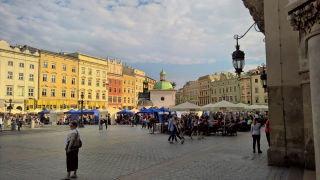 Obraz zawieraj�cy zewn�trzne, ulica, osoby, miasto

Opis wygenerowany automatycznie