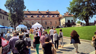 Obraz zawieraj�cy zewn�trzne, niebo, trawa, osoba

Opis wygenerowany automatycznie