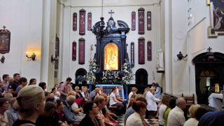 Obraz zawieraj�cy osoba, wewn�trz, osoby, sala

Opis wygenerowany automatycznie