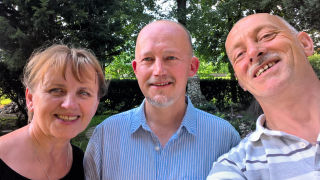 Obraz zawieraj�cy drzewo, osoba, zewn�trzne, u�miech

Opis wygenerowany automatycznie