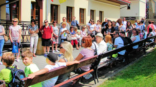 Obraz zawieraj�cy osoba, trawa, t�um

Opis wygenerowany automatycznie