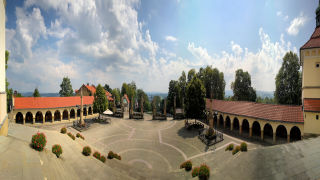 Obraz zawieraj�cy tekst, niebo, zewn�trzne, podr�owanie

Opis wygenerowany automatycznie