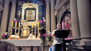 Obraz zawieraj�cy wewn�trz, o�tarz

Opis wygenerowany automatycznie