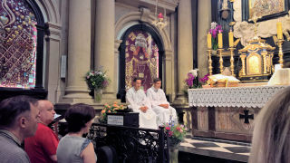 Obraz zawieraj�cy osoba, wewn�trz, o�tarz

Opis wygenerowany automatycznie