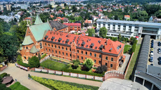 Obraz zawieraj�cy zewn�trzne, budynek, miasto, kurort

Opis wygenerowany automatycznie