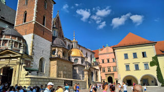 Obraz zawieraj�cy budynek, zewn�trzne, osoby, miejsce kultu

Opis wygenerowany automatycznie