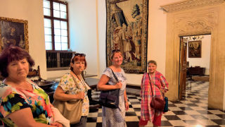 Obraz zawieraj�cy wewn�trz, pod�o�e, osoba, rodzina

Opis wygenerowany automatycznie