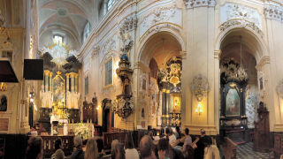 Obraz zawieraj�cy przej�cie, o�tarz, kilka

Opis wygenerowany automatycznie