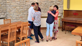 Obraz zawieraj�cy pod�o�e, wewn�trz, osoba, st�

Opis wygenerowany automatycznie