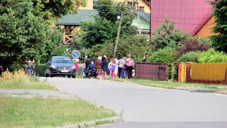 Obraz zawieraj�cy drzewo, zewn�trzne, trawa, droga

Opis wygenerowany automatycznie