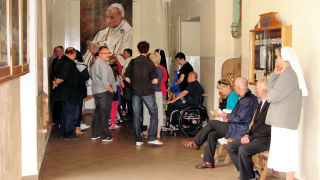 Obraz zawieraj�cy pod�o�e, wewn�trz, osoba, grupa

Opis wygenerowany automatycznie