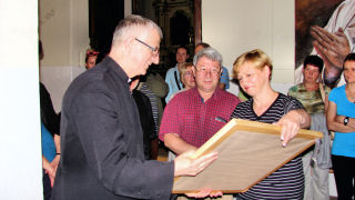 Obraz zawieraj�cy osoba, osoby, st� w jadalni

Opis wygenerowany automatycznie