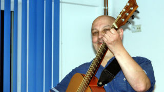 Obraz zawieraj�cy muzyka, osoba, gitara, instrument smyczkowy

Opis wygenerowany automatycznie