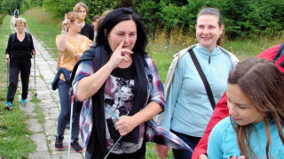 Obraz zawieraj�cy trawa, zewn�trzne, osoba, dziewczynka

Opis wygenerowany automatycznie