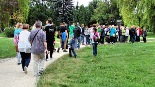 Obraz zawieraj�cy trawa, zewn�trzne, drzewo, osoba

Opis wygenerowany automatycznie