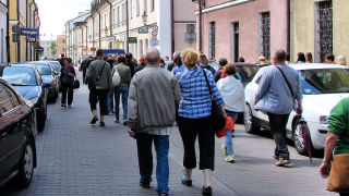 Obraz zawieraj�cy tekst, budynek, zewn�trzne, osoba

Opis wygenerowany automatycznie