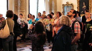 Obraz zawieraj�cy osoba, osoby, grupa, sala

Opis wygenerowany automatycznie