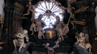 Obraz zawieraj�cy wewn�trz, o�tarz

Opis wygenerowany automatycznie