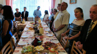 Obraz zawieraj�cy tekst, wewn�trz, st�, osoba

Opis wygenerowany automatycznie