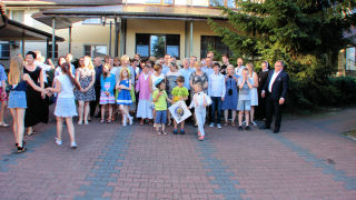 Obraz zawieraj�cy pod�o�e, zewn�trzne, osoba, osoby

Opis wygenerowany automatycznie