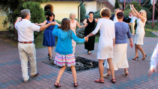 Obraz zawieraj�cy osoba, pod�o�e, dziecko, zewn�trzne

Opis wygenerowany automatycznie