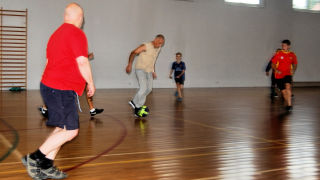 Obraz zawieraj�cy pod�o�e, wewn�trz, dziecko, osoba

Opis wygenerowany automatycznie