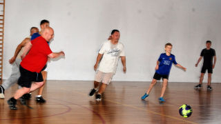 Obraz zawieraj�cy pod�o�e, wewn�trz, osoba, sport

Opis wygenerowany automatycznie